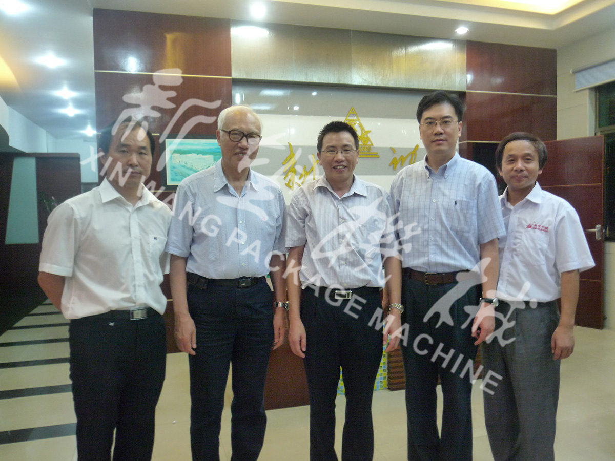 中國(guó)工程院院士段正澄、中國(guó)工程院院士、華中科技大學(xué)黨委書(shū)記邵新宇、廣東省智能機(jī)器人研究院院長(zhǎng)張國(guó)軍一行蒞臨新望公司考察指導(dǎo)