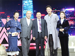 新望董事長(zhǎng)羅永輝與著名歌星劉尊老師、汪正正老師、郭津彤老師、主持人雅琪在北京電視臺(tái)錄制節(jié)目現(xiàn)場(chǎng)親切合影